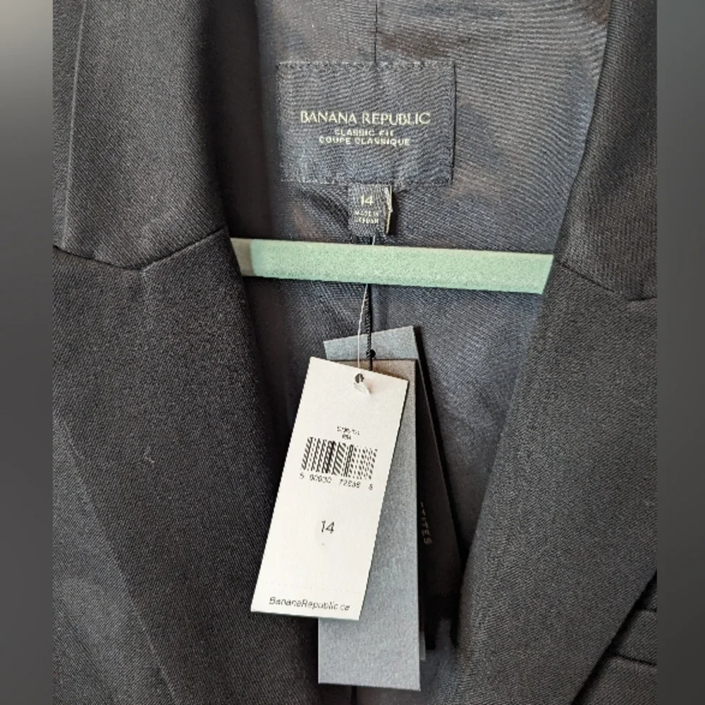 **SOLD** Banana Republic "Classic Fit" Blazer - Picture 4 of 8